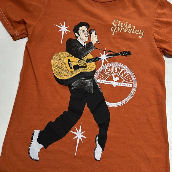 Elvis Presley Singing Graphic Tee - Picture 4 of 9
